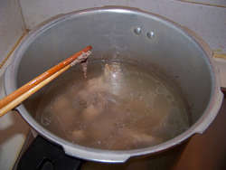 周末营养靓汤--山药排骨汤的做法步骤：7