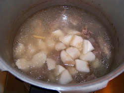 周末营养靓汤--山药排骨汤的做法步骤：9