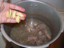 周末营养靓汤--山药排骨汤的做法步骤：8