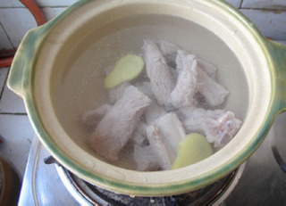玉米排骨汤的做法步骤：4