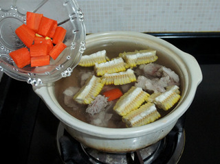 胡萝卜玉米排骨汤的做法步骤7